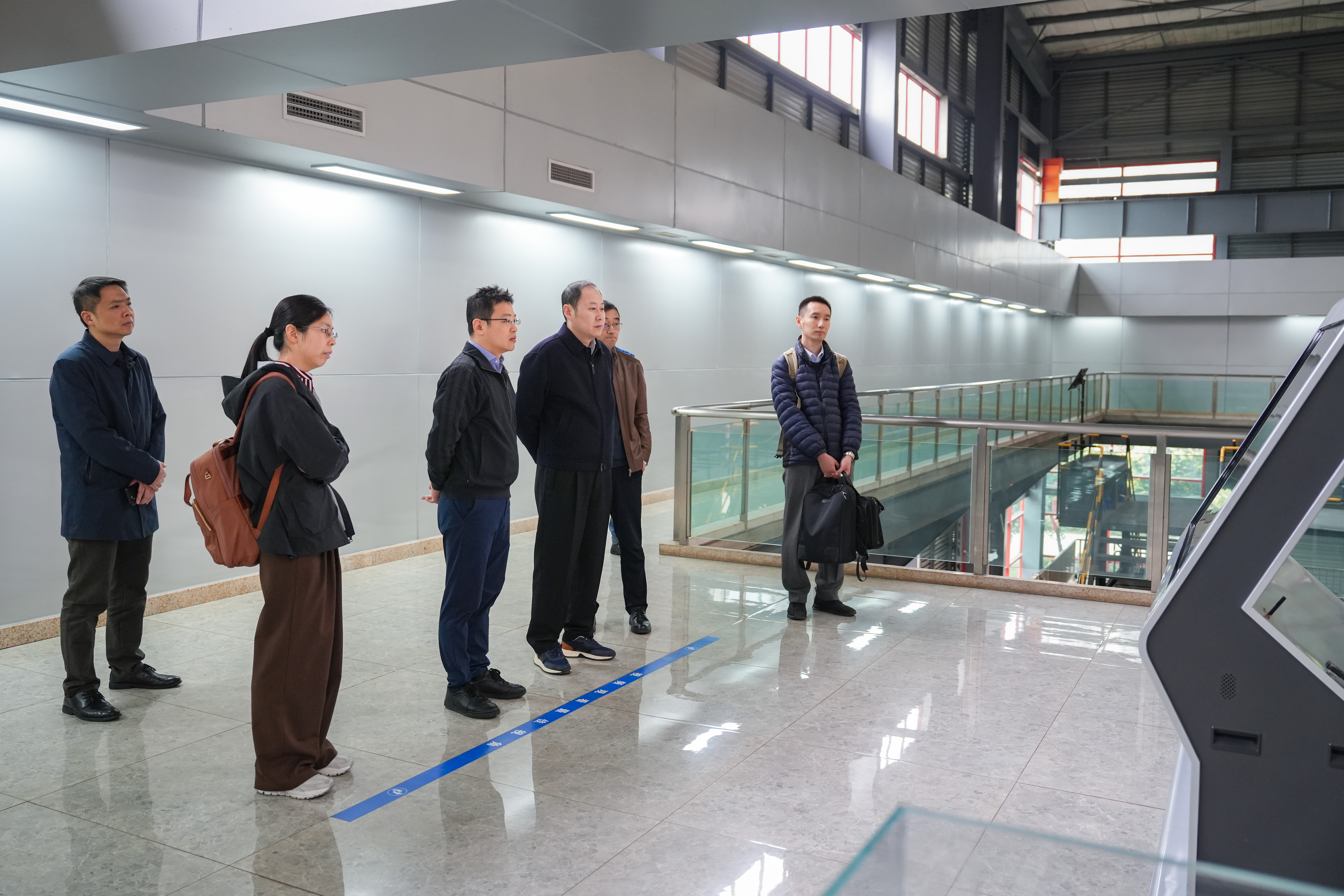 中信環(huán)境黨委委員、副總經(jīng)理王松一行到三峰環(huán)境集團(tuán)考察交流